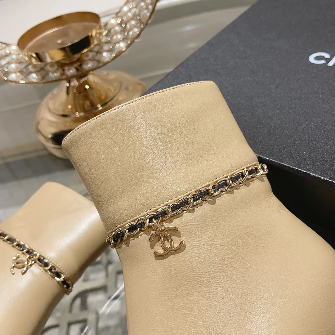 Factory direct sales p700🐘🐘women's shoes women's clothing 2025 Xiaoxiang chanel high-quality counter-level 𝙎𝙡𝙞𝙣𝙜-𝙗𝙖𝙘𝙠🌈〰͏ chanelaa® Xiaoxiang new chain ⛓️skinny leg short boots top purchasing agent level rare items new🍾✨ ━━━━━ ЅᏇєєt ━━━━━ 🍒 Upper: Calfskin imported from Italy ➕Chanel’s unique chain element Lining: Imported comfortable and soft sheepskin lining for foot pads Outsole: Exclusive molding of genuine leather outsole imported from Italy Color: black/white/apricot Size: 34 to 40 (34, 41, 42 are customized and non-returnable and non-exchangeable) Packaging: The latest complete set of packaging from the counter shoe industry
